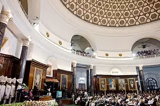 Barack&nbsp;Obama s'adressant aux chambres réunies dans le hall central du Sansad Bhavan.
