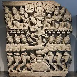 Barattage de la mer de lait. Tympan. Prasat Phnom Da. Style d'Angkor Vat, 1100-1150. Centre: Vishnou-tortue maintient le mont Mandara-baratte. Haut : Brahma entre Lune et Soleil. Bas: à g. dieux, à dr. démons. Surgissent en bas: Sri (la Beauté) et le cheval blanc d'Indra. Musée Guimet