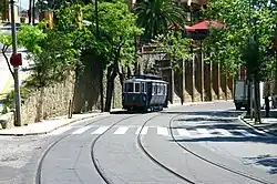 Le tramway bleu (Tramvia Blau) remontant l'avenue du Tibidabo depuis la place Kennedy.