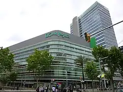 Grand bâtiment en verre.