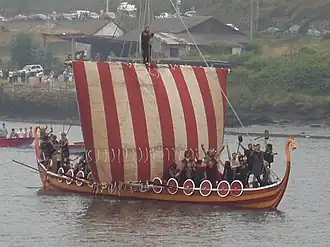 Navires vikings remontant la rivière Ulla lors du festival.