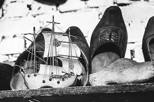 Maquette de bateau réalisée à partir d'un sabot. Bardelaeremuseum (nl), Lembeke.
