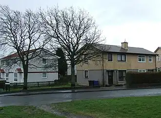 Maisons BISF à Port Glasgow. La maison originale est à droite, celle de gauche ayant été transformée.