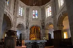 Une vue de l'intérieur avec le maitre-autel.