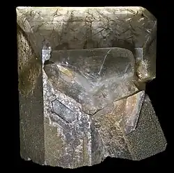 Mine Niobec, Québec (9,5&nbsp;×&nbsp;8&nbsp;cm).