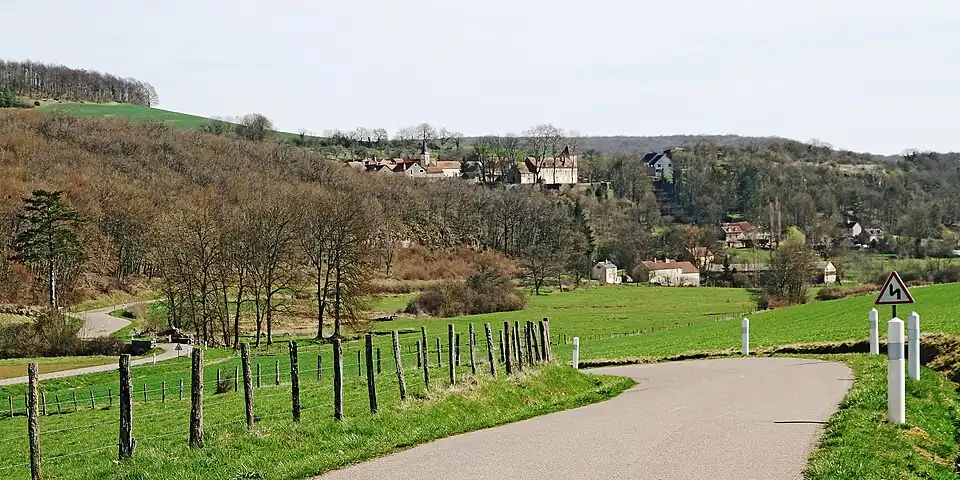 Le village sur sa colline depuis la vallée de la Tille.