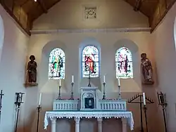 Chœur et mur de chevet.