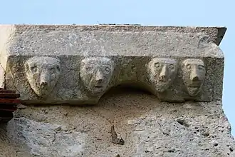 Modillons sculptés de grotesques, XIIIe siècle.