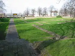 Les ruines - Dépôt de la chaîne de distribution Comet&nbsp;(en) en arrière-plan.