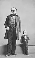 P.T. Barnum (1810-1891) et le nain Commodore Nutt.