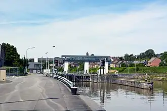 Barrage-écluse sur la Sambre.