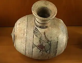 Cruche-tonneau peint : oiseau d'eau en vol. Chypre, fin VIIIe – VIIe siècle av. J.-C.