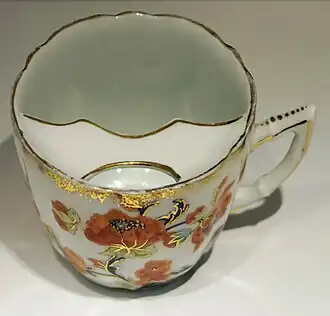 Tasse à moustache de 1880.