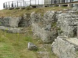 Podium et amorce du pronaos.