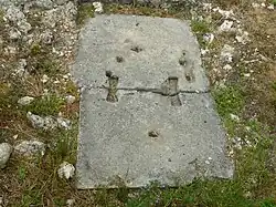 Base des pilastres de la cella.