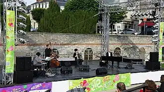 Barzingault, scène extérieure.