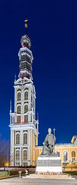 La tour, haute de 141,5 m, avec ses deux plates-formes d'observation.