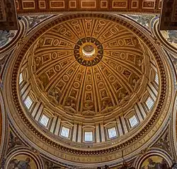 Vue de l'intérieur de la coupole et de son inscription