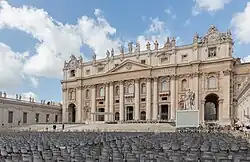 Vue rapprochée de la basilique Saint-Pierre