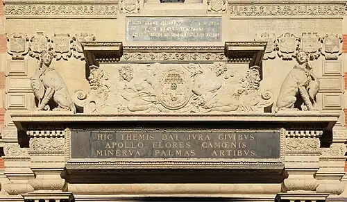 Bas-reliefs entre la statue d'Henri IV et le portail. Blasons des capitouls, blasons de Toulouse, inscriptions.