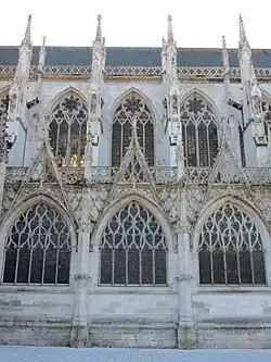 Fenêtres hautes de la nef en gothique rayonnant, et bas-côtés en gothique flamboyant.