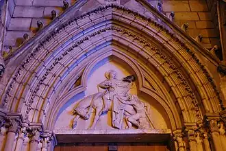 Bas-relief de saint Martin éclairé de nuit.