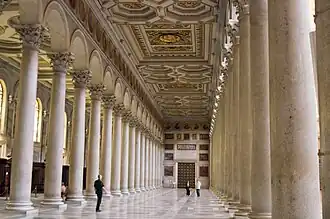 Dans l'un des bas-côtés.