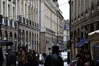 La ville classique en enfilade : la place du Parlement-de-Bretagne, la mairie et les tours de la cathédrale.
