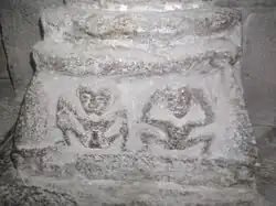 Base de pilierAdam et Eve (?)