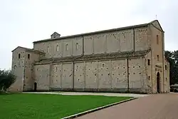 Extérieur flanc gauche et façade.