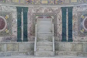 Décor byzantin de marbre avec opus sectile dans l'abside de la basilique Saint-Vital de Ravenne. VIe&nbsp;siècle.