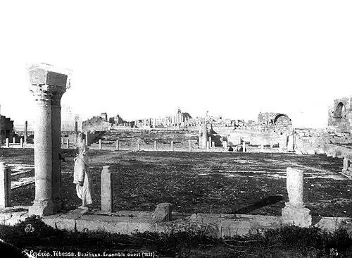 Vue depuis les jardins vers le porche occidental de l'église par Séraphin-Médéric Mieusement en 1893.