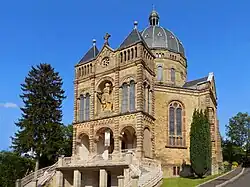 Façade de la basilique, décorée d'une statue baroque de la Vierge Marie par Pierre-François Le Roy.