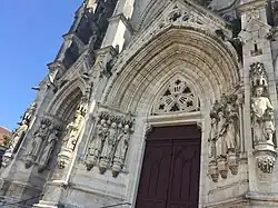 Le tympan du portail.