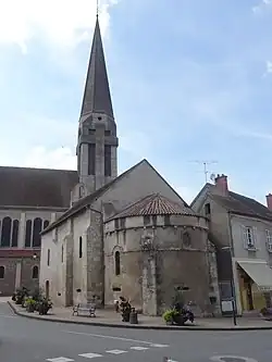 Le clocher : au premier plan, l'ancienne chapelle du château.