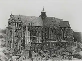 Photographie en noir et blanc de la basilique vue de loin.