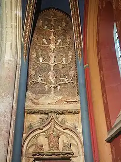 En partant du bas vers le haut, Dieu le Père tenant l'Univers est accompagné de deux anges agenouillés. Ces trois personnages sont surmontés par Adam et Ève se couvrant les parties intimes. Au-dessus, Jessé est représenté comme un vieil homme barbu et endormi. De son corps sort un arbre dont les branches portent les statues et les noms des rois légendaires de Juda. Sur le tronc, sont représentés David, deuxième roi de Juda, et Joachin, avant-dernier roi de Juda. Enfin, en haut de l'arbre, Marie est surmontée de son fils Jésus sur la croix.