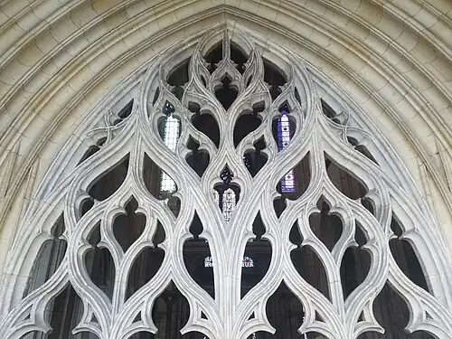 Baie de pierre composée de soufflets et de mouchettes.