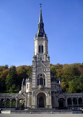 La façade de la basilique Sainte-Jeanne-d'Arc.