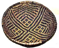Panier en vannerie (450-750).