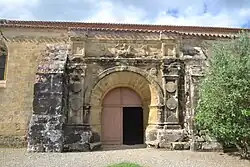 Portail datant du XVIe&nbsp;siècle.