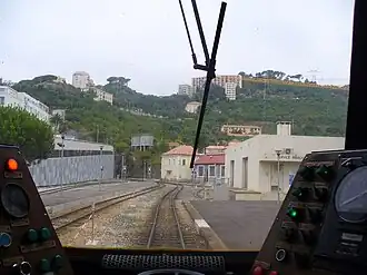 Vue depuis une cabine de conduite d'un AMG 800, stationné en gare en direction du tunnel.