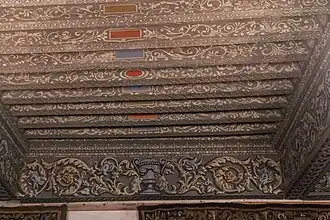 Plafond à la française.