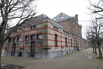 Côté rue, anciennes toilettes.