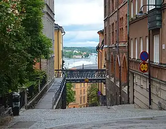 Bastugatan à l'est avec les passerelles menant à l'ascenseur Mariahissen&nbsp;(sv).