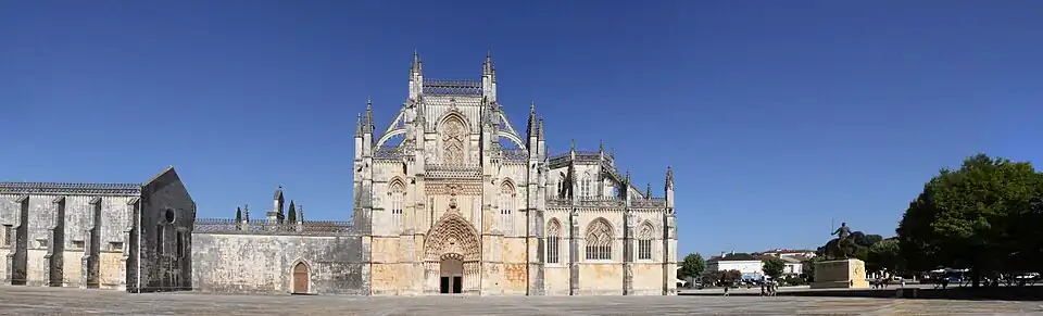 Le monastère de Batalha, du côté de la façade de la cathédrale.
