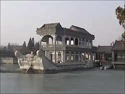 Le bateau de marbre entouré par la glace en hiver.