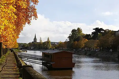 Bateau-lavoir à Laval, sur la Mayenne.