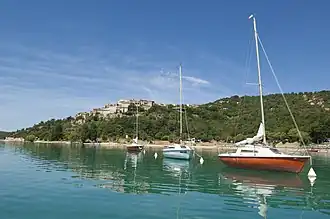 Le village de Sainte-Croix-du-Verdon depuis le lac.