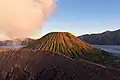 Vue du Gunung Batok&nbsp;(id) depuis le volcan Bromo, dans la caldeira Tengger.